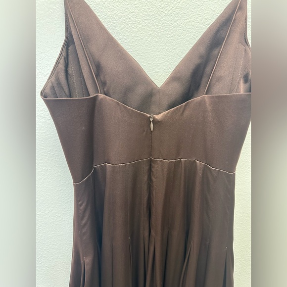 V-neck pleated dress - Picture 12 of 12